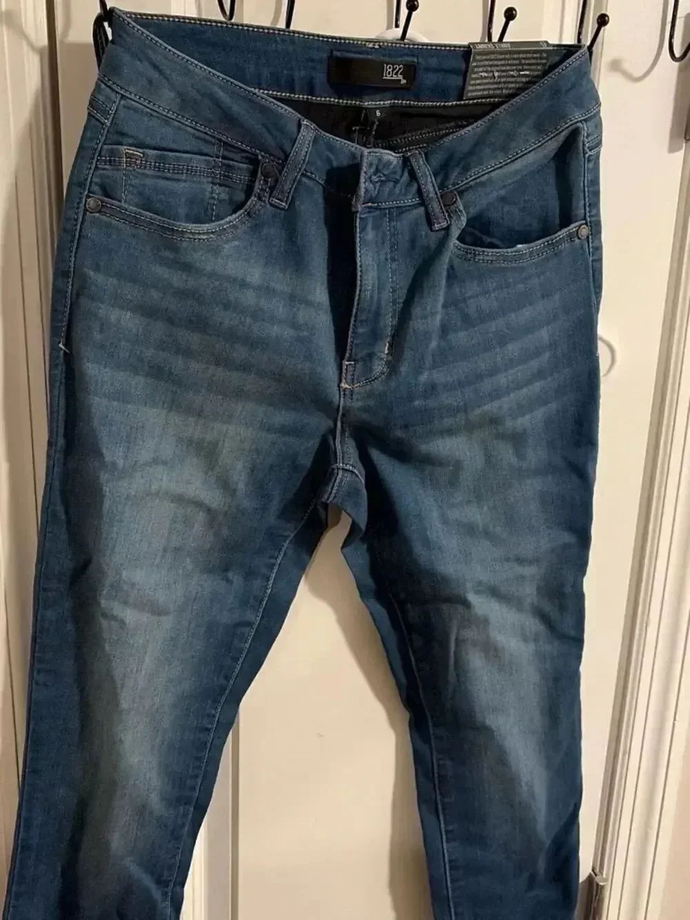 GAP Men's Slim Straight Jeans in Medium Blue Wash